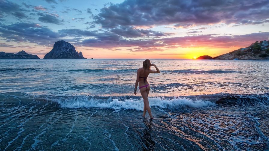 Ocean Waves and Sexy Bikini Girl Wallpaper